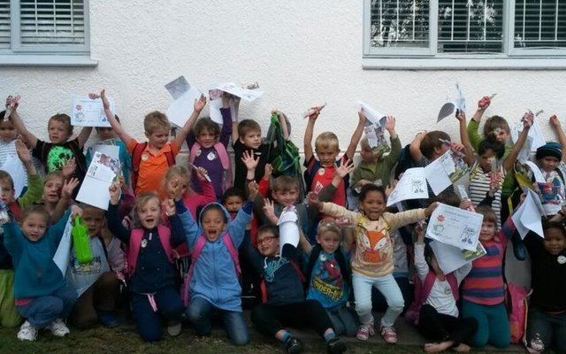 Die opgewonde groep Gr R’e met hulle sertifikate en dr Righardt van Huyssteen links 